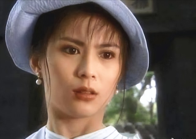 新加坡女神潘玲玲近照穿吊带裙大秀好身材51岁抗癌成功精神好