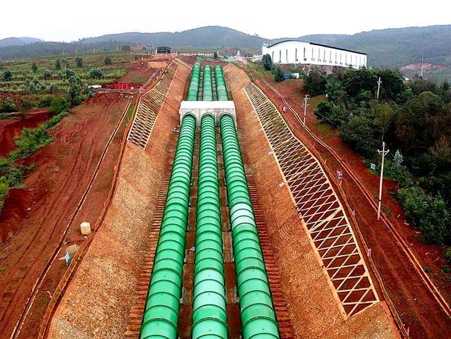 我国在建最大的单体倒虹吸引水工程最长斜坡段压力钢管成功安装