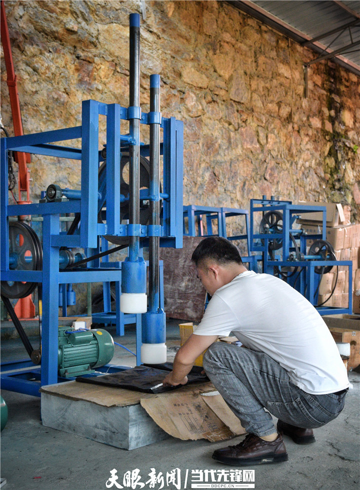 贵州镇远青年徐昭才研发自动捶布机畅销省内外