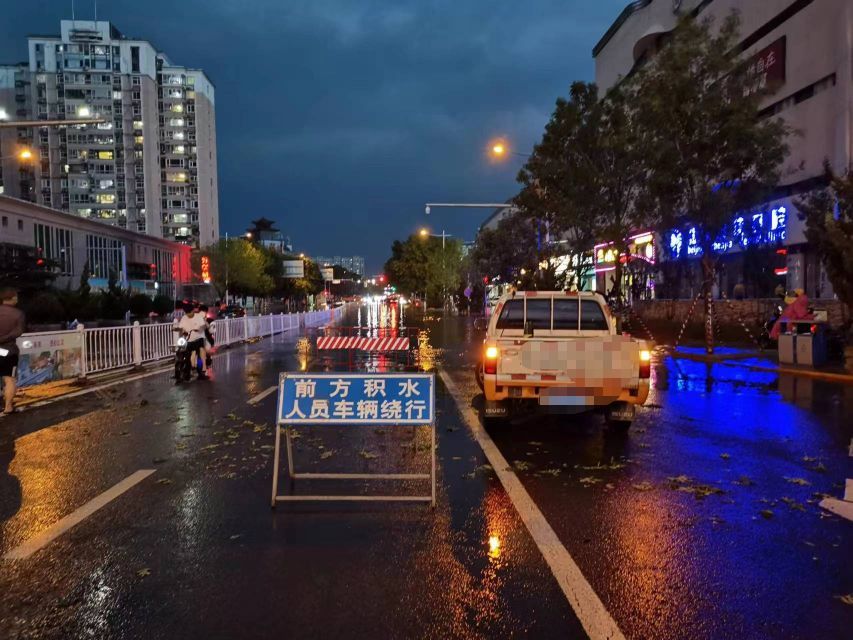 由于及时采取了封路措施,迅速疏通了排水管道,截至12