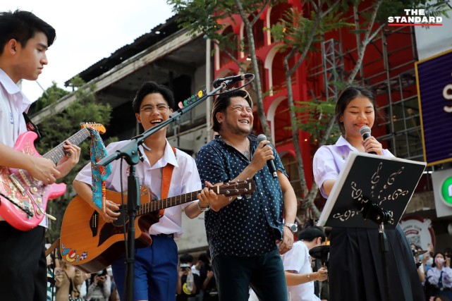 泰国中学生乐队暹罗广场表演走红 青春气息扑面而来