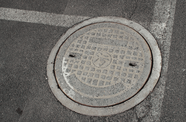 偷卖窨井盖为什么被判破坏交通设施罪