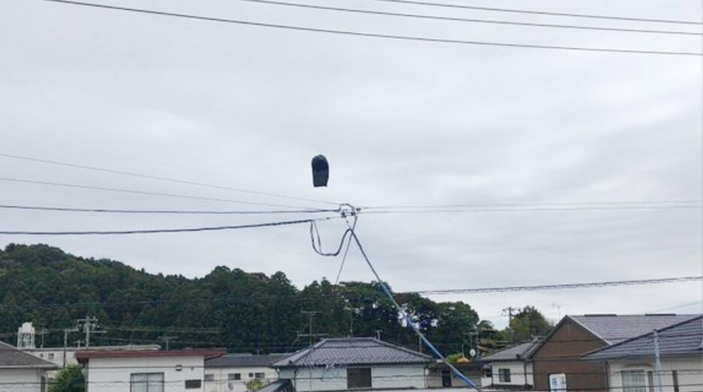 日本上空现不明巨型黑色物体：展开后高过两层楼民众担忧引发事故