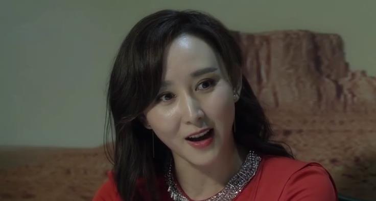 反腐剧《人民的名义》中,高小琴是山水集团董事长,她外表明艳美丽