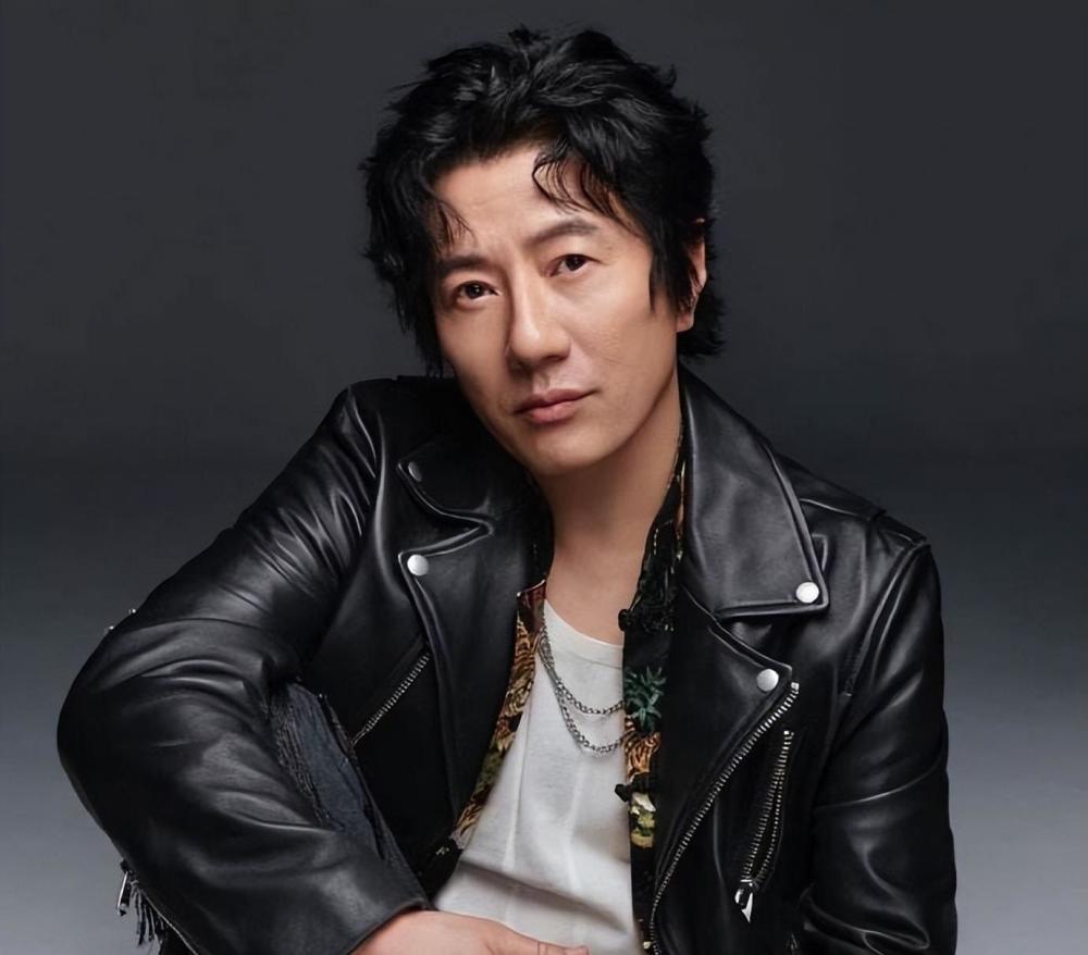 知名摇滚男歌手郑钧,太尴尬了!教育儿子,却让他磕一千个头_腾讯新闻