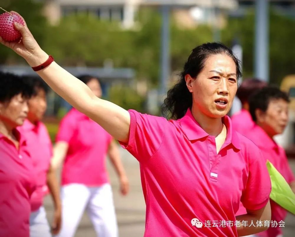 老年健身柔樂球舞出生命精氣神連雲港港口集團老年體協老年健身隊積極