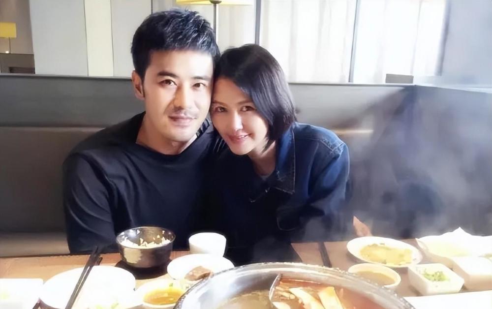 谭维维疑似当妈!和老公抱着龙凤胎出街,曾把前男友打骨折_腾讯新闻