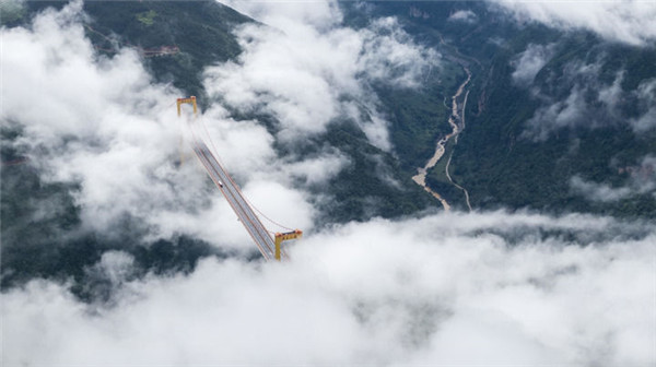 云雾中的云南宣威普立大桥宛如建设在云层上