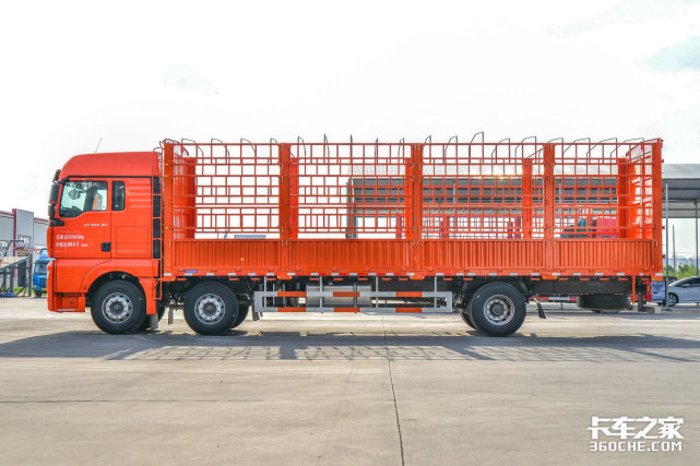配330马力mc07h可选amt汕德卡g7三轴载货车很豪华