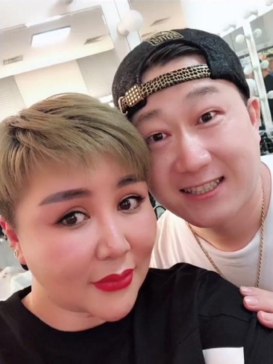德云社张鹤伦发文,却被合影照抢镜,伦哥那时候一点也不"油腻"