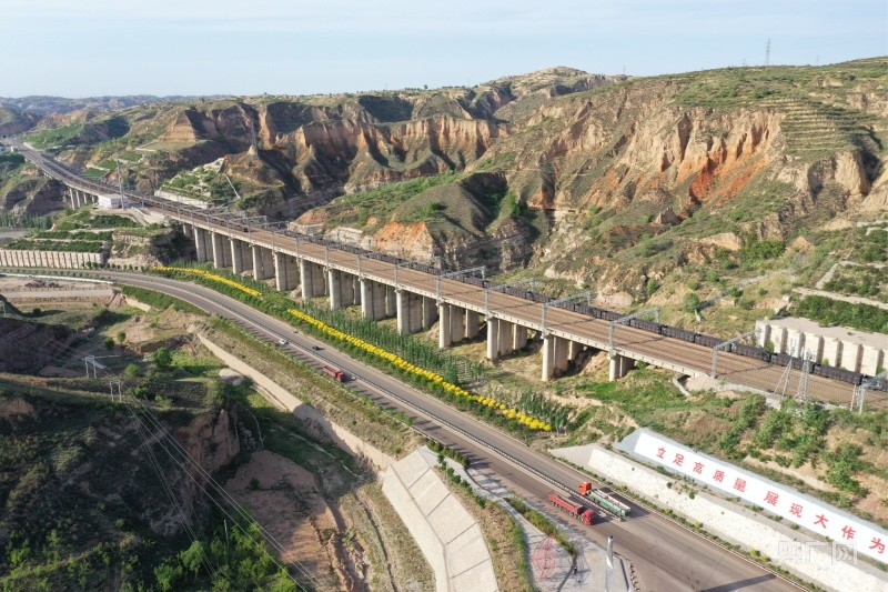 吕梁市兴县为民生幸福开路