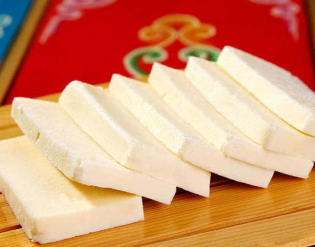羊奶,马奶都可以)经过凝固和发酵之后形成的一种食物,在内蒙古牧区