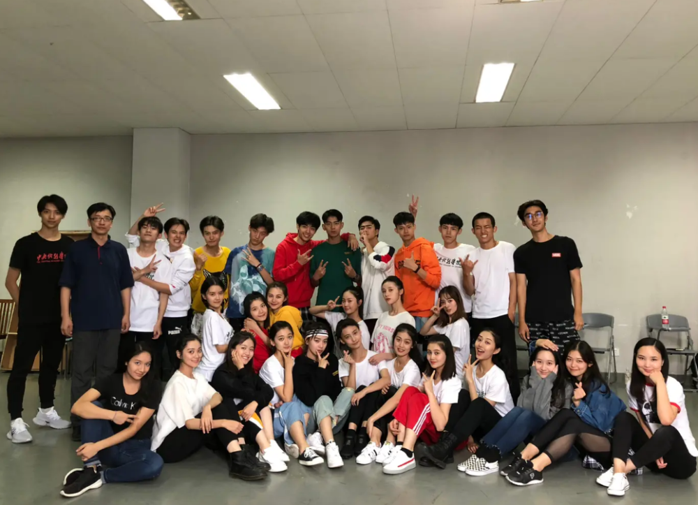 而令人惊喜的是,李兰迪最后罕见分享出与大学同班同学合影,不得不说