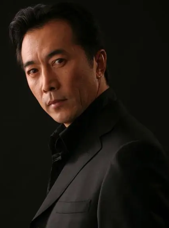 身后满柜子酒好抢镜,胡茬遍嘴角太沧桑