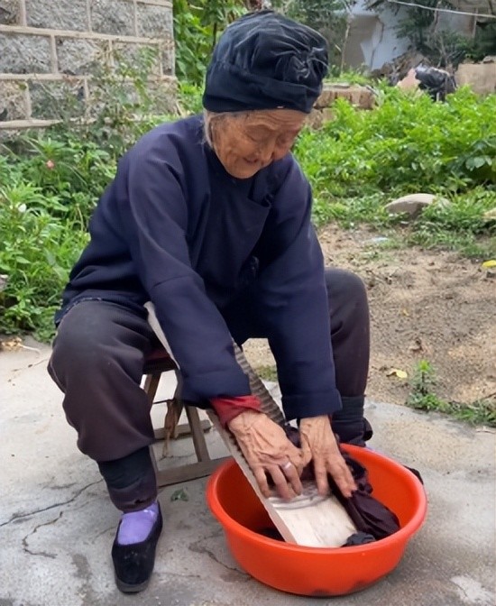 網紅奶奶102歲還健步如飛兒媳都追不上她究竟有何長壽秘籍