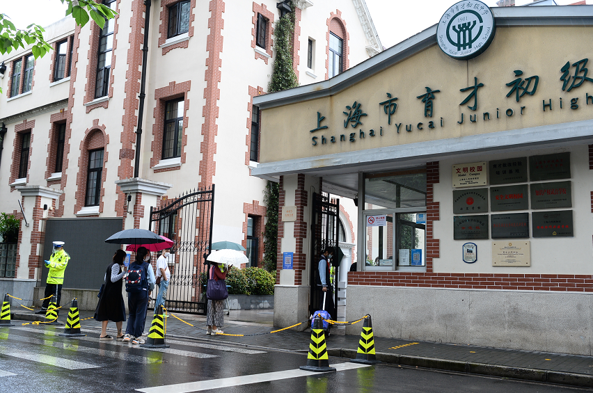 早上刚过7点,育才初级中学门口就陆续迎来返校复学的学子.