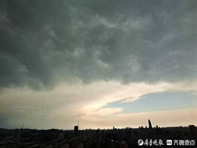 济南市区上空乌云滚滚雷声轰鸣强对流天气即将降临
