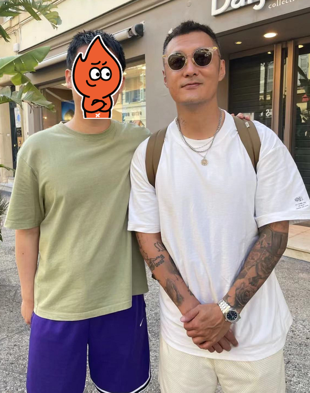 40岁余文乐外国街头被偶遇!手臂上满是纹身,戴20万手表精致帅气