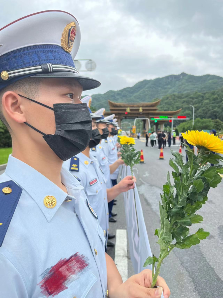 今天,毛景榮烈士骨灰榮歸故里,遂昌人民淚迎英雄回家