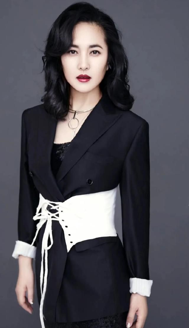 "大众情人"王菁华:和常戎分手后,为何50岁仍未婚?