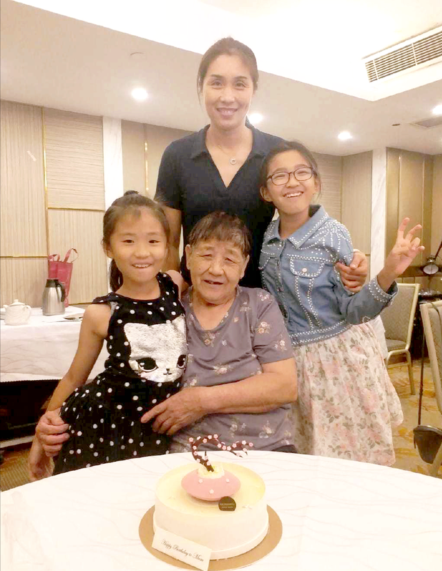 结婚生孩之后,孙玥将重心都放在了经营家庭,相夫教子之上,偶尔也会受