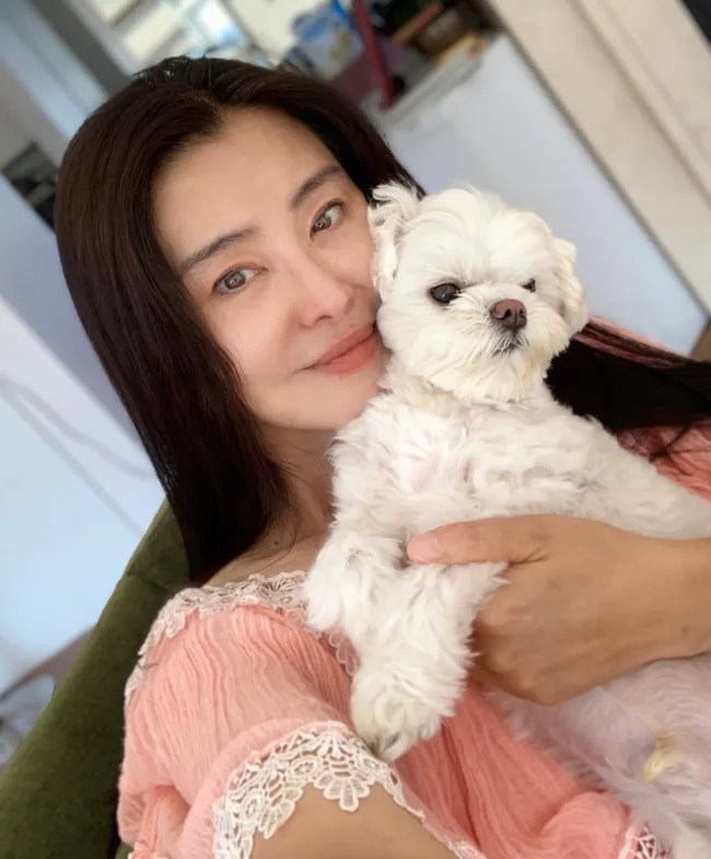 王祖贤终究是没抗住岁月,素颜生图下太显龄了,但气质仍高级插图2