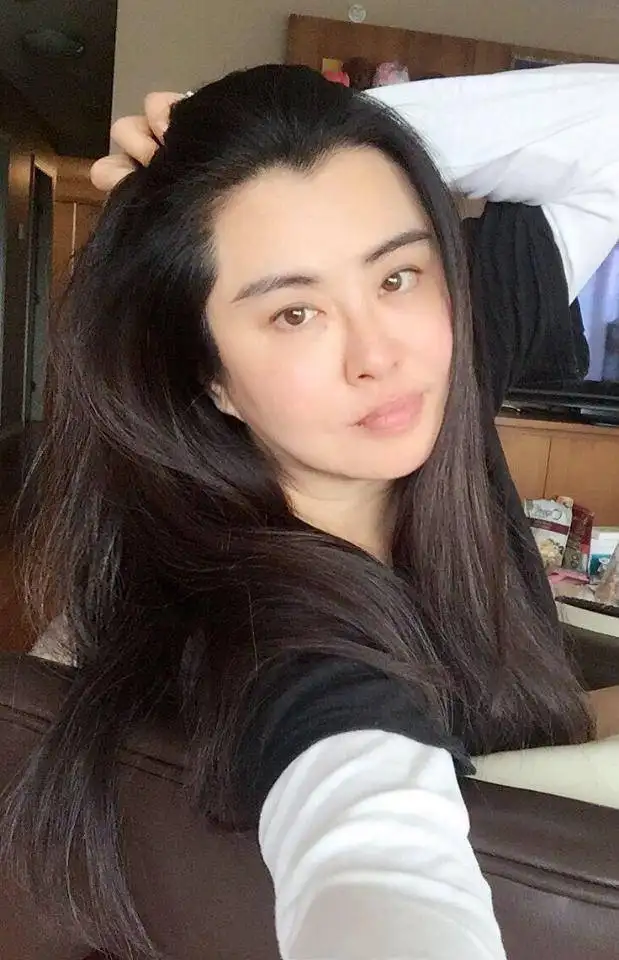 王祖贤终究是没抗住岁月,素颜生图下太显龄了,但气质仍高级插图3