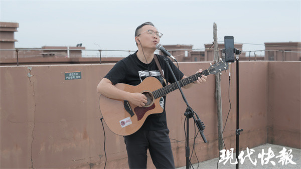 疫情下的人世间丨为古诗词谱曲自弹自唱,扬州"口吃"歌手这样延续音乐