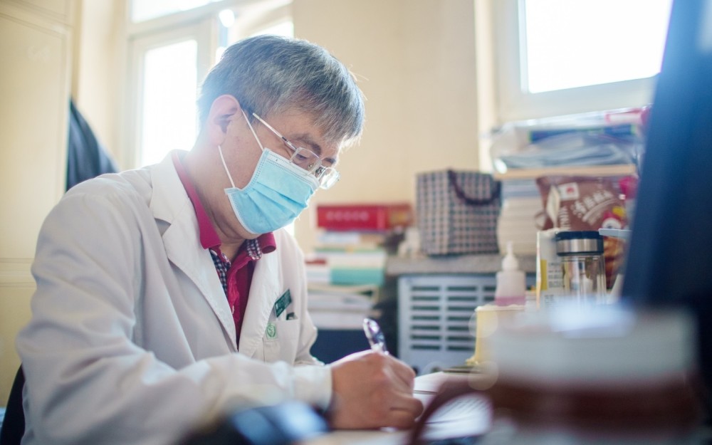 张潍平一路奔跑着上山的人体修理师