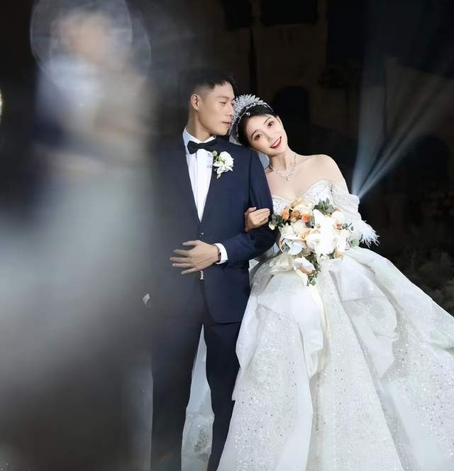 一字马女神舒思瑶大婚和新郎相恋13年身材秒杀娱乐圈的明星