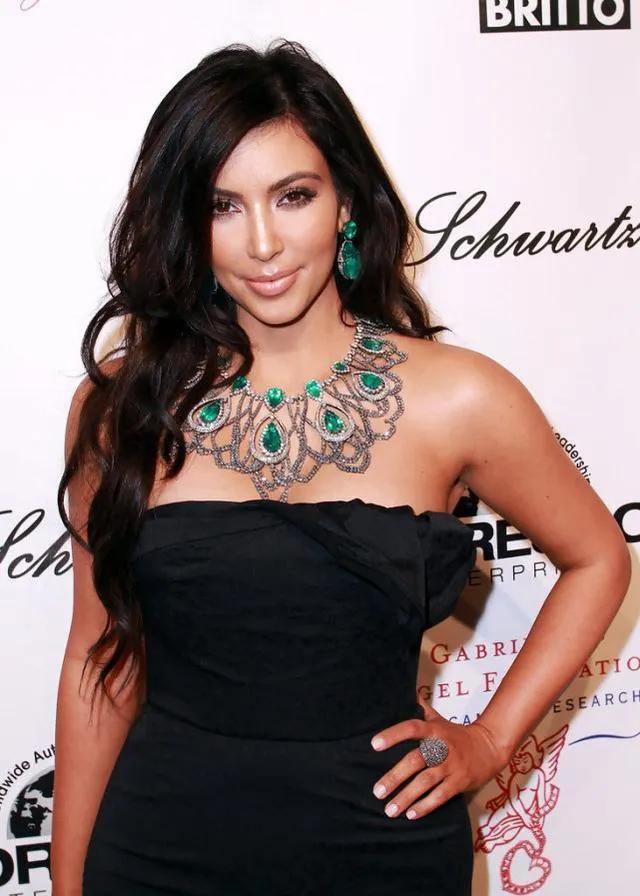 卡戴珊炫富新花样,下排牙齿镶满钻,网友直呼:吃饭香吗?