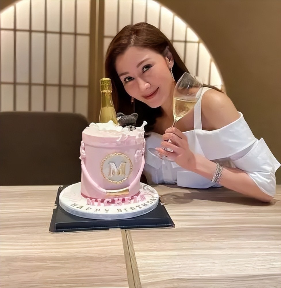 52岁李嘉欣不愧是港姐门面!过大寿穿牛仔裤太飒爽,一点皱纹没有插图8