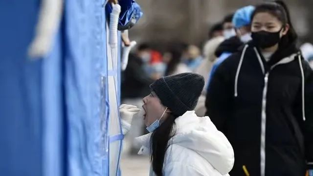 外资投行高管被约谈提醒薪酬方面不得“过于”大方，否则违背共同富裕科技使人懒惰英语作文