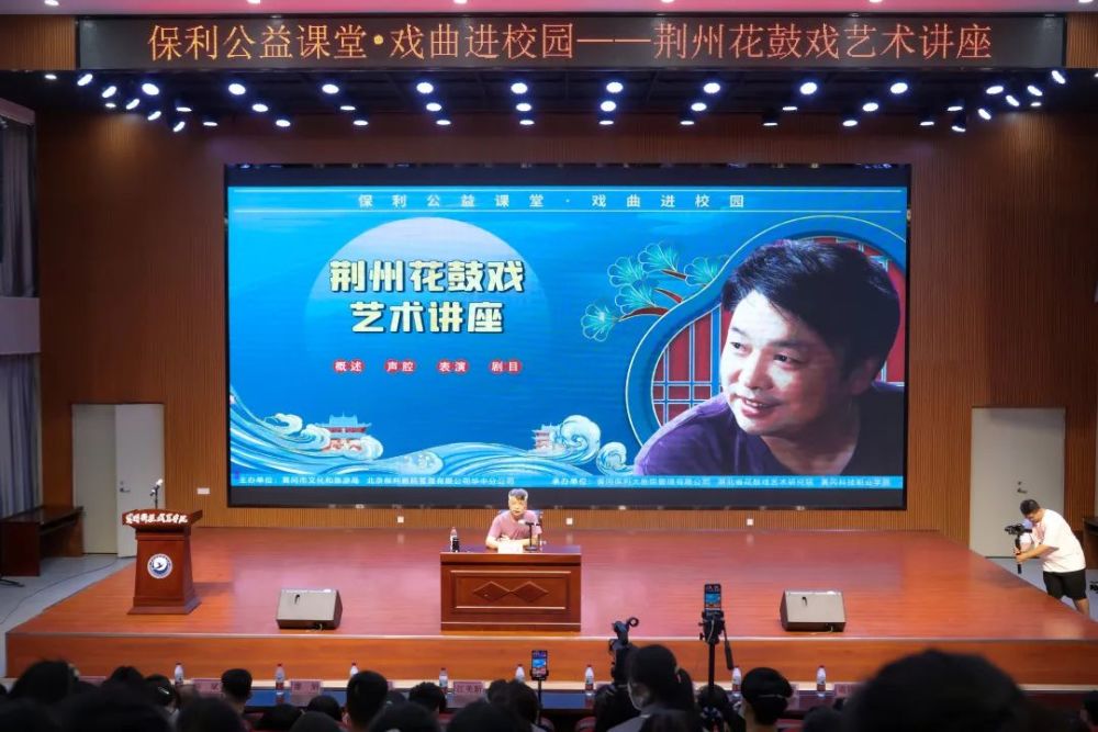 文化部高级人才库人才,湖北省花鼓戏艺术研究院原党委书记,院长吴培义