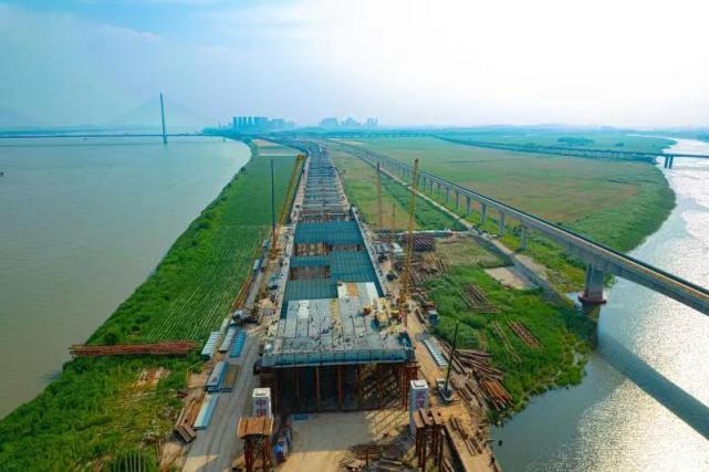 左岸大道项目位于武汉经济技术开发区,起于万家湖南路,止于小军山,全