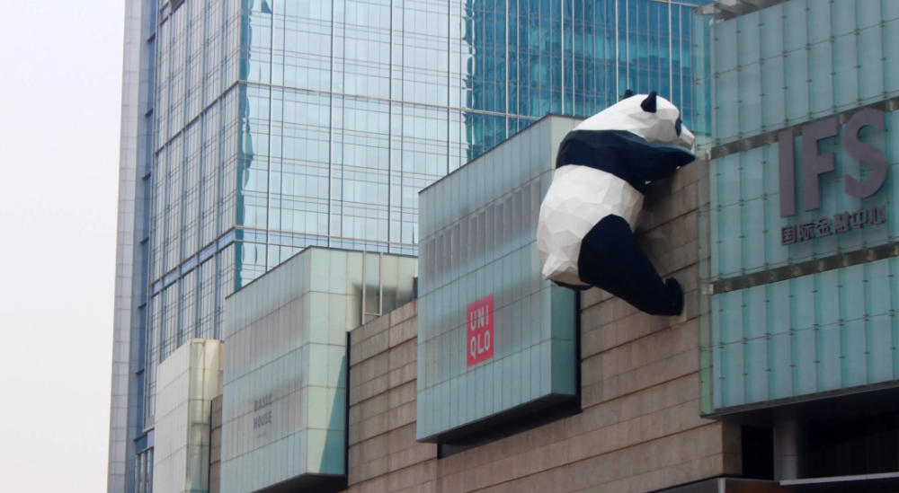 如今游客必打卡的太古里大熊猫雕塑,早在2014年就已经趴在了ifs的楼顶