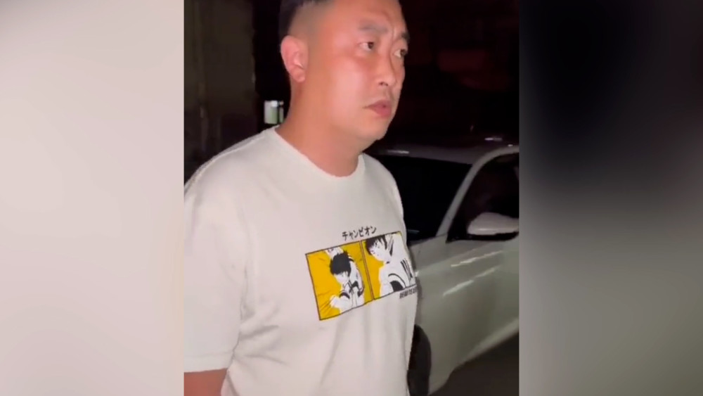 分别给予区交通局运管站执法人员周兴旺,钟晨党内严重警告处分,调离