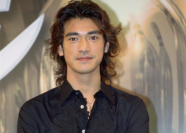 金城武近照曝光满嘴胡子男人味足48岁隐居日本婚恋状况成谜