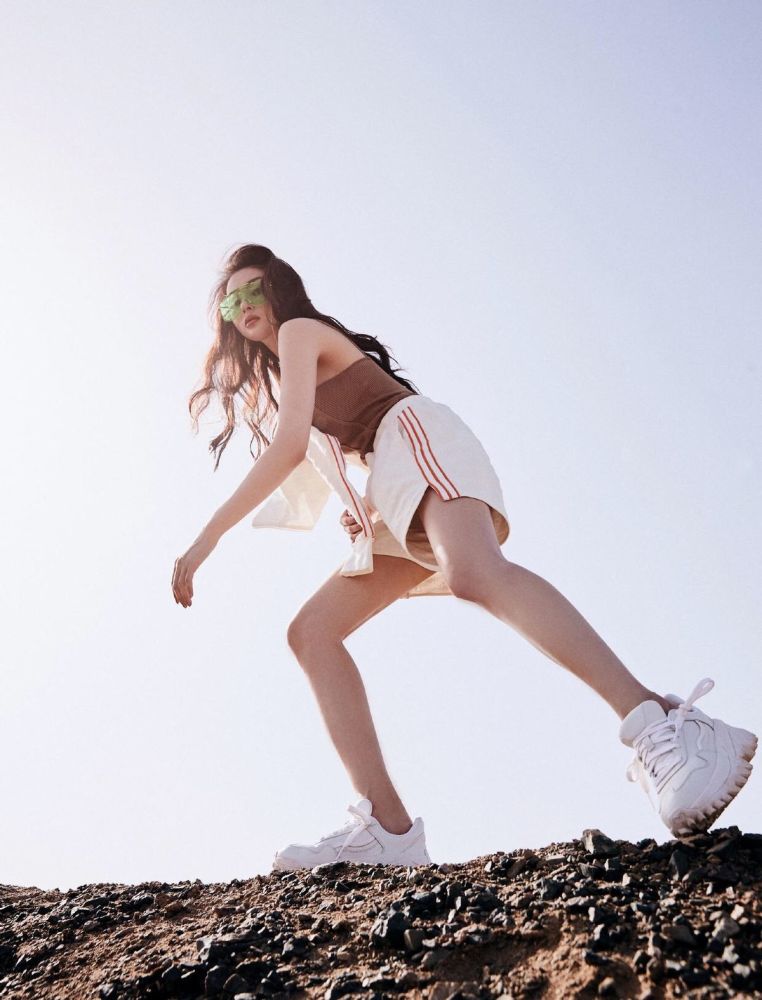 运动服学张天爱这么穿,时髦元气少女感十足,照着穿真的很美插图4