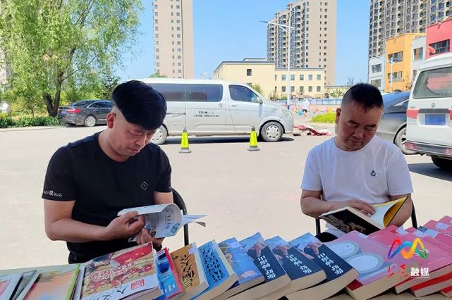 欢迎让大家在家门口就能享用"文化大餐"把流动图书车开进了社区"文化