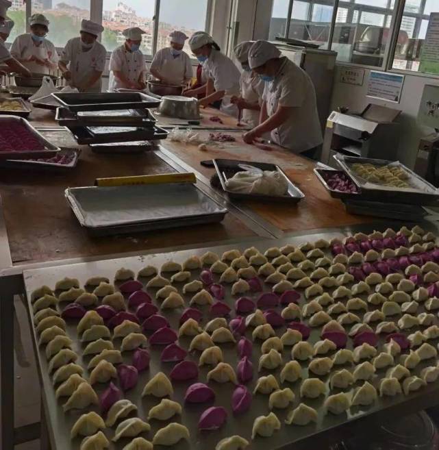 6月13日,2022年中考前一天,烟台二中莱山校区食堂师傅为初四学生精心