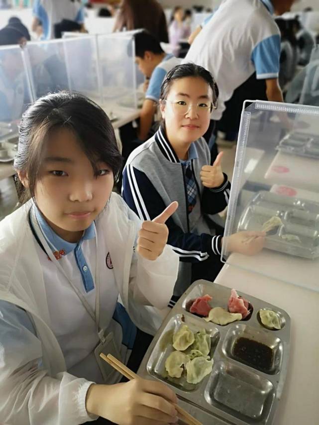 勇做中考佼佼者烟台二中为考生包饺子送祝福