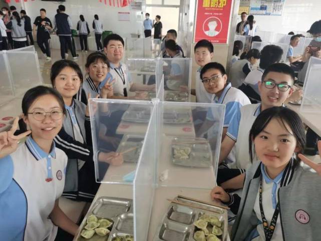勇做中考佼佼者烟台二中为考生包饺子送祝福