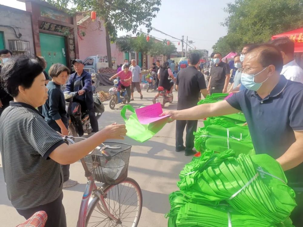 献县把防溺水讲台搬到乡村集市