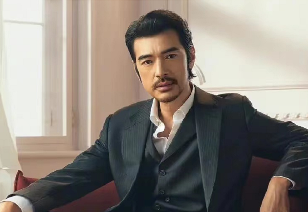 48岁金城武高调拍大片!穿西装留胡子意外撞脸鲁迅,荷尔蒙大爆棚插图2