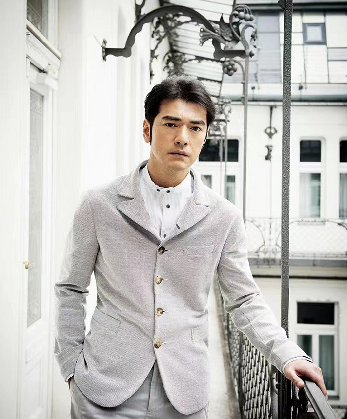 48岁金城武高调拍大片!穿西装留胡子意外撞脸鲁迅,荷尔蒙大爆棚插图5