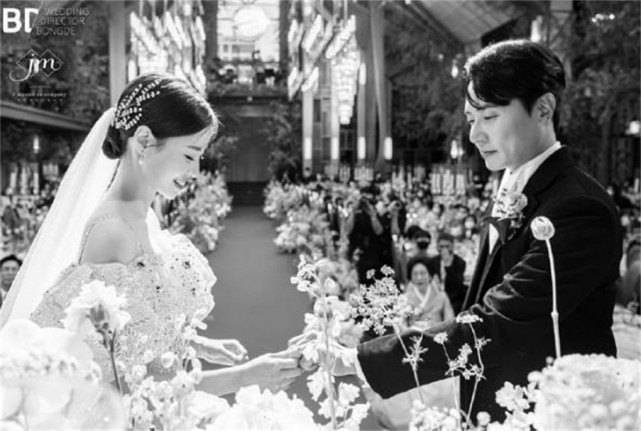 神话组合由eric文晸赫,李玟雨,金烔完,申彗星,junjin朴忠栽,andy李先