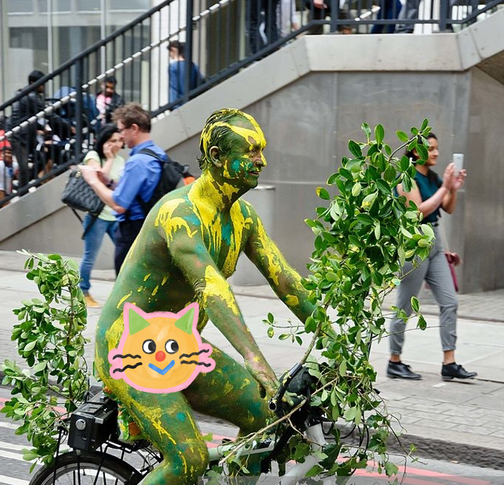 英国举行一年一度环骑活动上万人赤身一路骑行人体彩绘成亮点