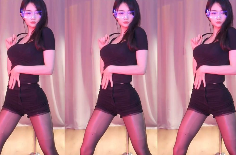 rng编外女队员坏空空粉丝破百万完美仆装直播亮相