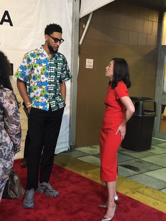 北京时间6月14日,西蒙斯出席了球队一项活动,跟篮网老板娘吴明华,总